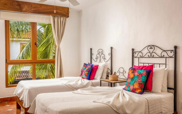 Casa Lotería -Pueblito Sayulita- Colorful, Family and Relax Experience with Private Parking and Pool