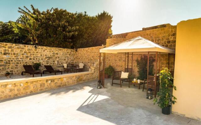 Villa Leon - Private courtyard serenity