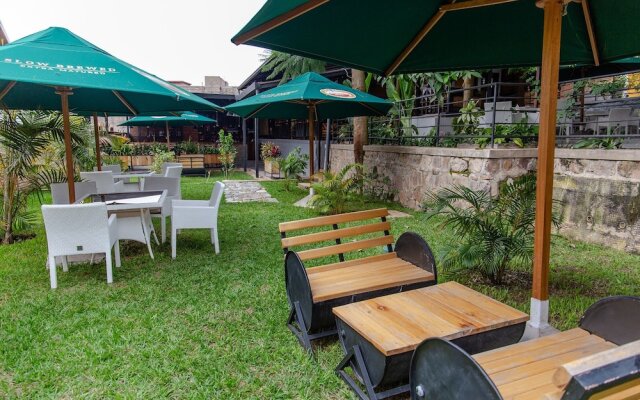 La Villa Cafe & Suites