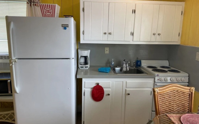 Holiday Court 02 - Flamingo