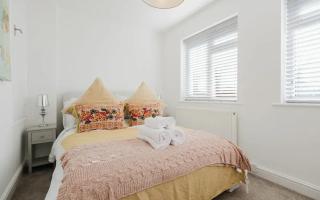 Corner House - Bright 2BD in Cheltenham