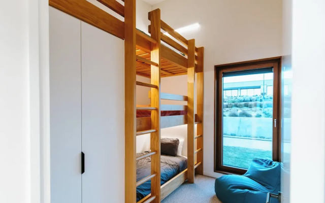 The Brick House - Lake Views - Sleeps 10