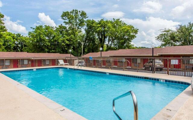 Econo Lodge North