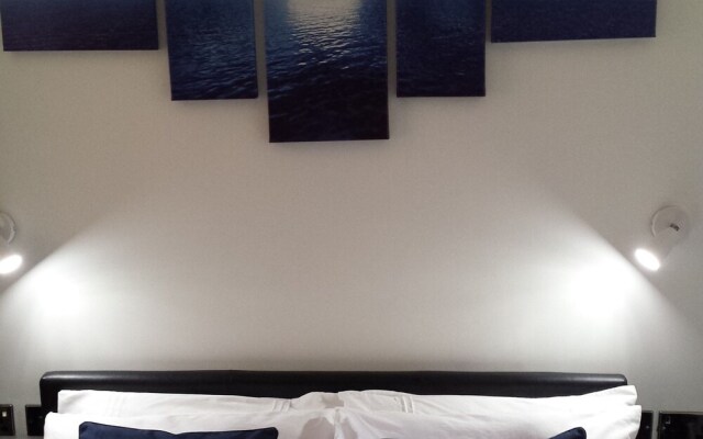 Sunrise Avenue Hotel