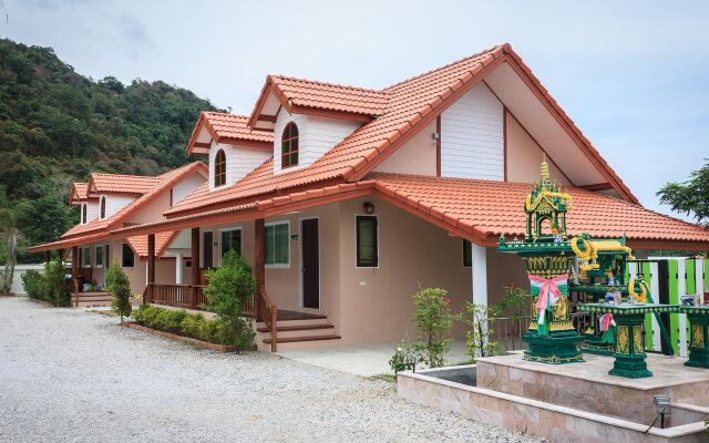 Khaolom Resort