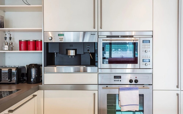 Stylish Apartment With Panoramic Docklands Views