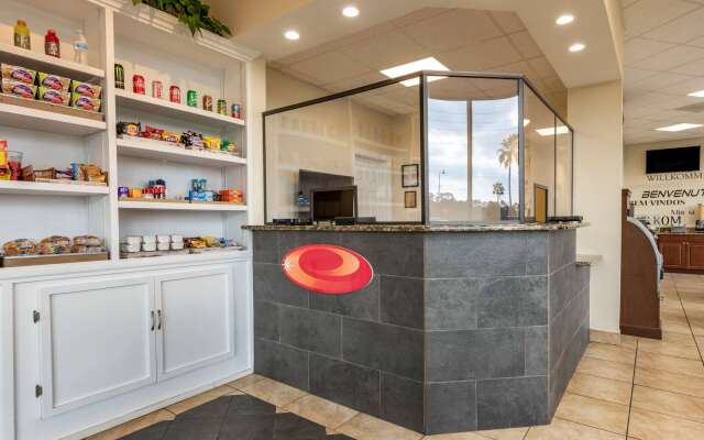 Econo Lodge Inn & Suites Maingate Central