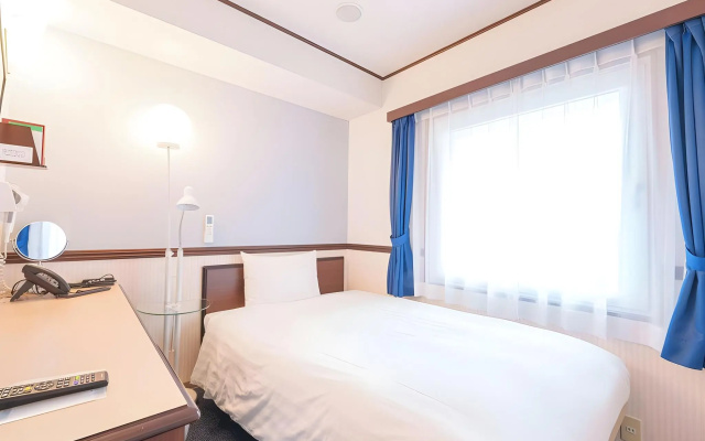 Toyoko Inn Shin Osaka Station Higashi – Guest Rooms – Osaka