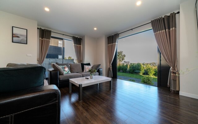LongBay Spacious Luxurious 5 Bdrm House
