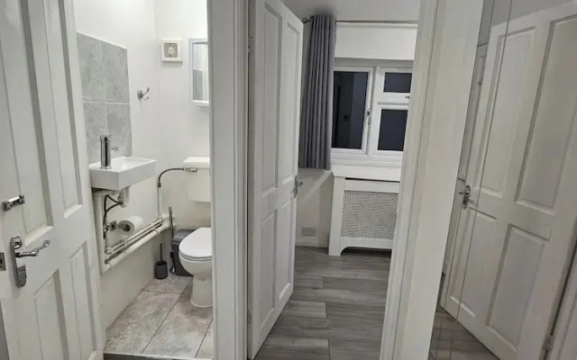 Spacious & Modern 2-bed House in Dagenham