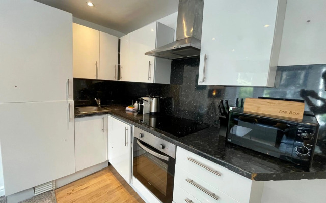 6 Person, 4 Bedroom Light, Warm & Modern Apartment