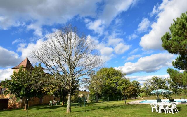 Vintage Holiday Home in Besse with Swimming Pool