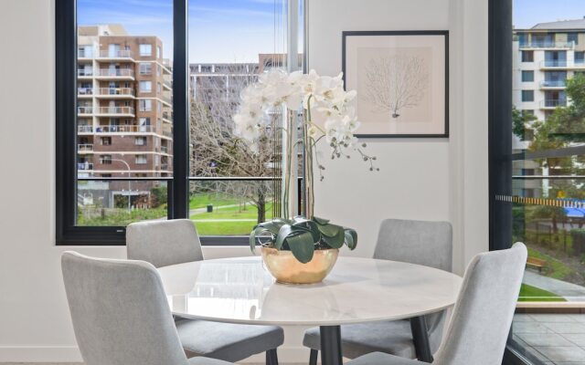 HomeHotel Walking Distance to Train & Westfield