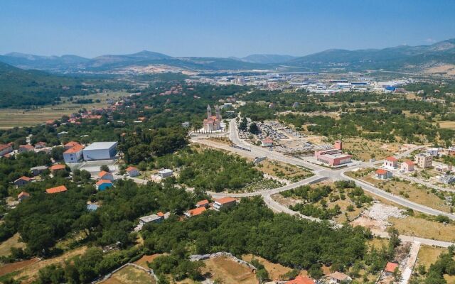 Awesome Home in Dugopolje With Wifi and 5 Bedrooms