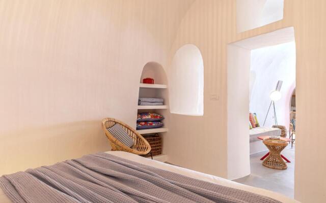White Cave by Caldera Houses