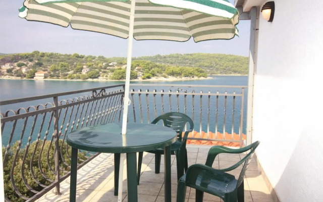 Apartments by the sea Necujam, Solta - 5182