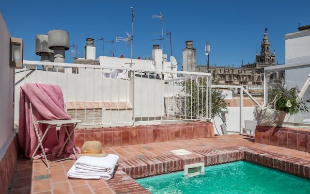Tomás de Ibarra Pool & Luxury Apartments