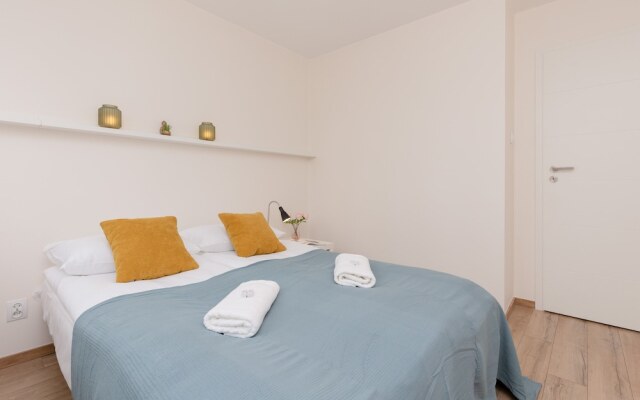 Bonifraterska Apartment by Renters