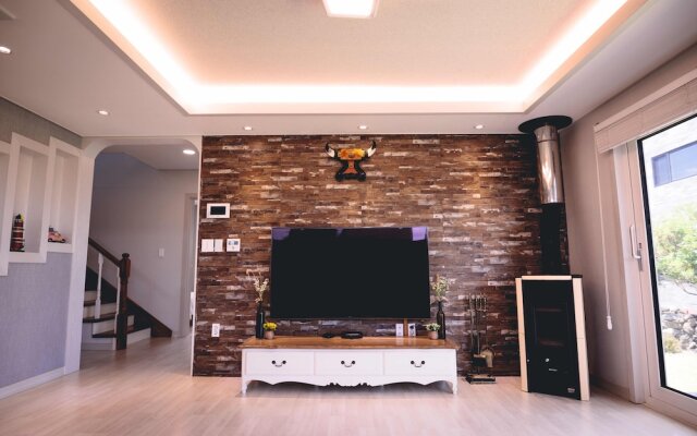 Private Family Homestay - Farm Square