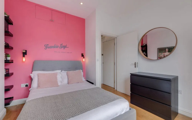 The Lipstick Palace - Fitzrovia - by Frankie Says