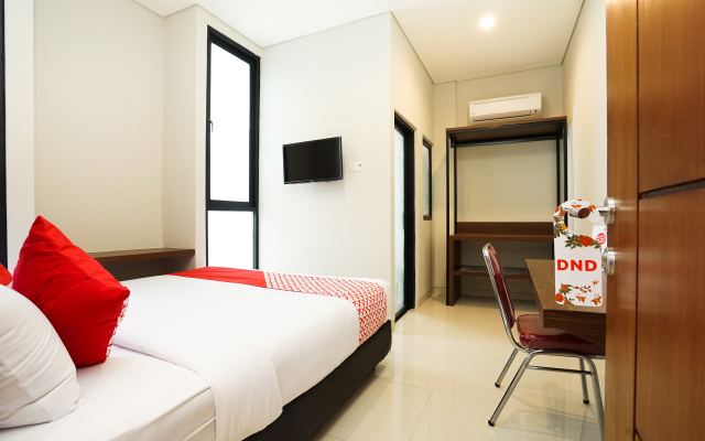 Capital O 449 The Colins