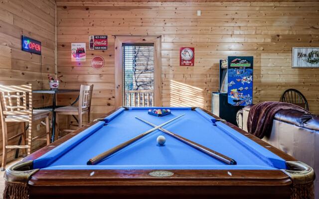 Bear Vista Retreat w HotTub Pool View