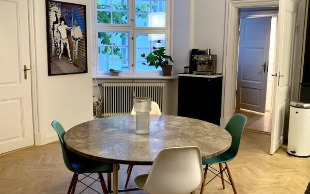 Christianshavn Canalside Luxury Apartment