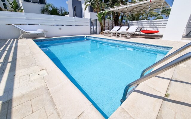 Private Pool Villa Next to the Beach