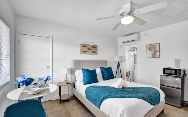 Waves on Desoto Beautiful Studio 7