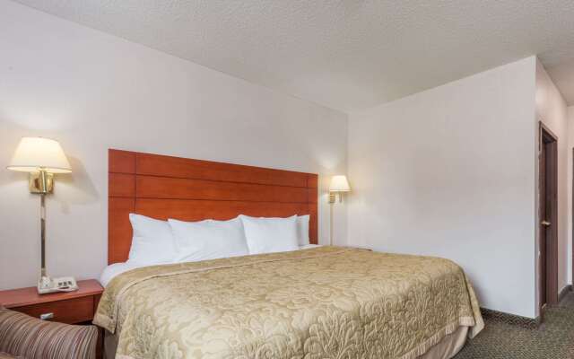 Super 8 by Wyndham St Charles