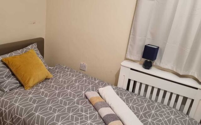 Lovely 5-bed House in Romford, Greater London