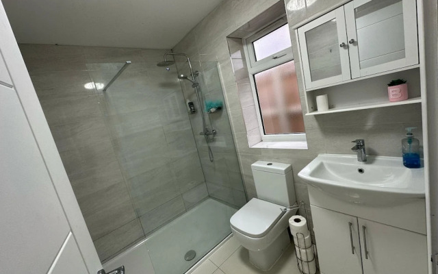 Separate One Bedroom Large Apartment in Slough