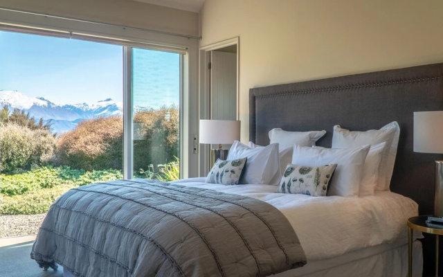Expansive Family Retreat With Stunning Views of Lake Wanaka and the Mountains – Guest Rooms – Wanaka