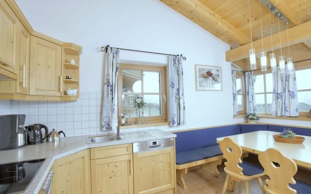 Cozy Chalet with Sauna near Königsleiten