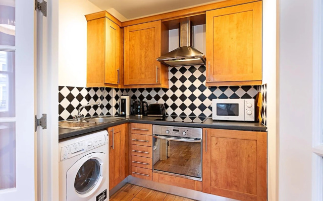 Chic Gunter Grove Flat - London Retreat