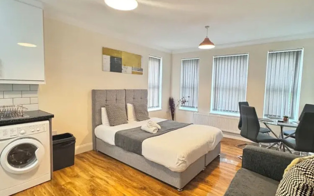 Heathrow Stay 5 Mins to the Terminals