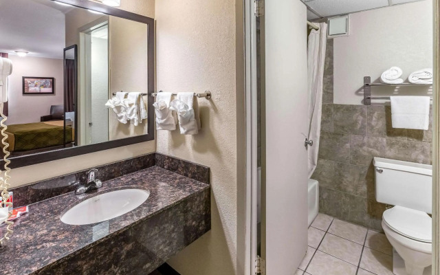 Econo Lodge Inn & Suites Newton