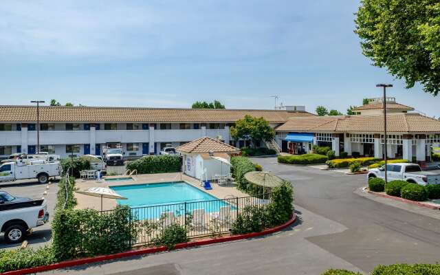 Motel 6 Oakdale, CA