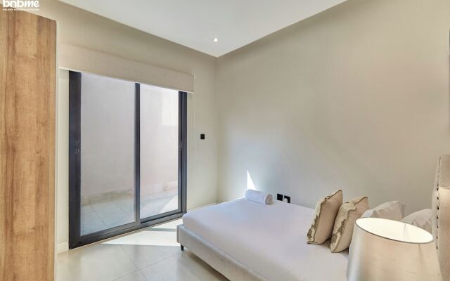 bnbmehomes-3BR Apt with Pvt Balcony-B1
