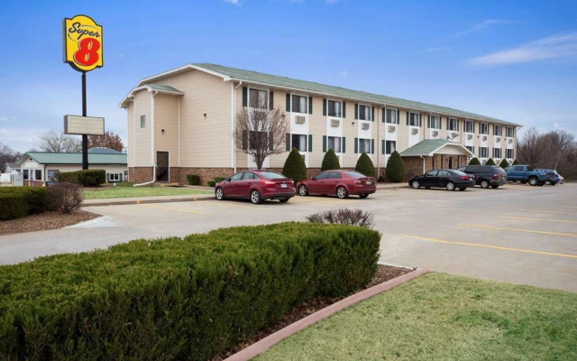 Super 8 By Wyndham Pittsburg Ks