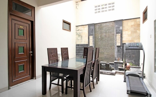 RedDoorz near Hartono Mall 3