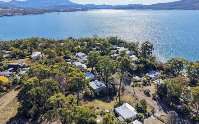 Coningham Beach House - 3 Bedrooms