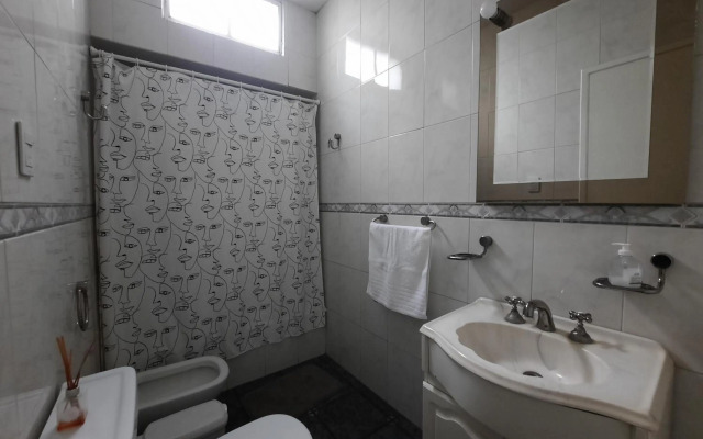 Casa c/amplio jardín, garage y parrilla.