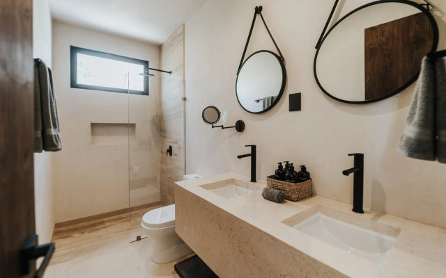 Villa Torana 4br/8pp Private Pool Rooftop Security