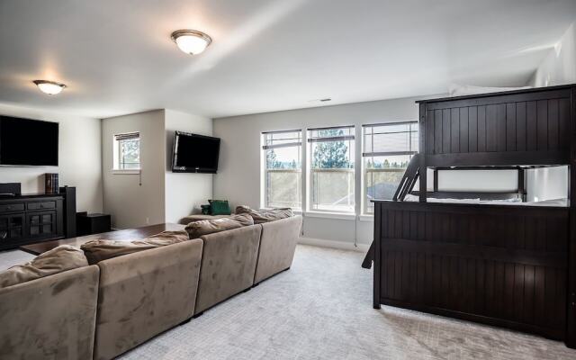 Flagline Trail 5 Bedroom Home by RedAwning