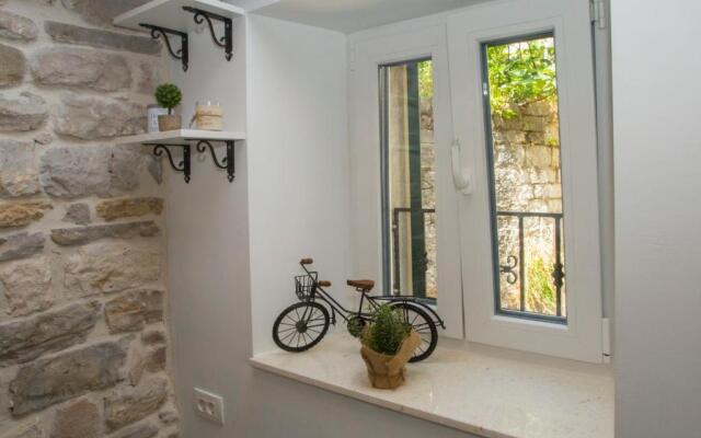 Old Center Stone House
