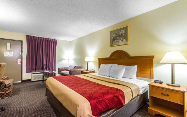 Econo Lodge Inn & Suites
