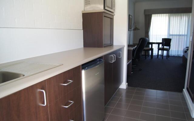 Blazing Stump Motel & Suites