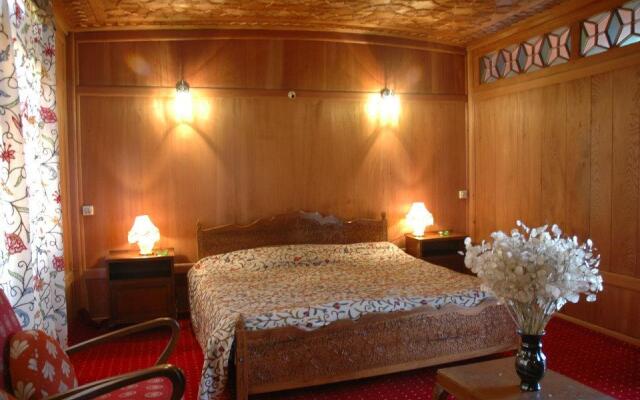 Holiday Inn Group of Houseboat