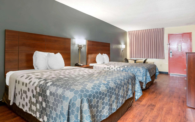 Econo Lodge Inn & Suites Forest